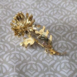 Elegant Gold Floral Brooch